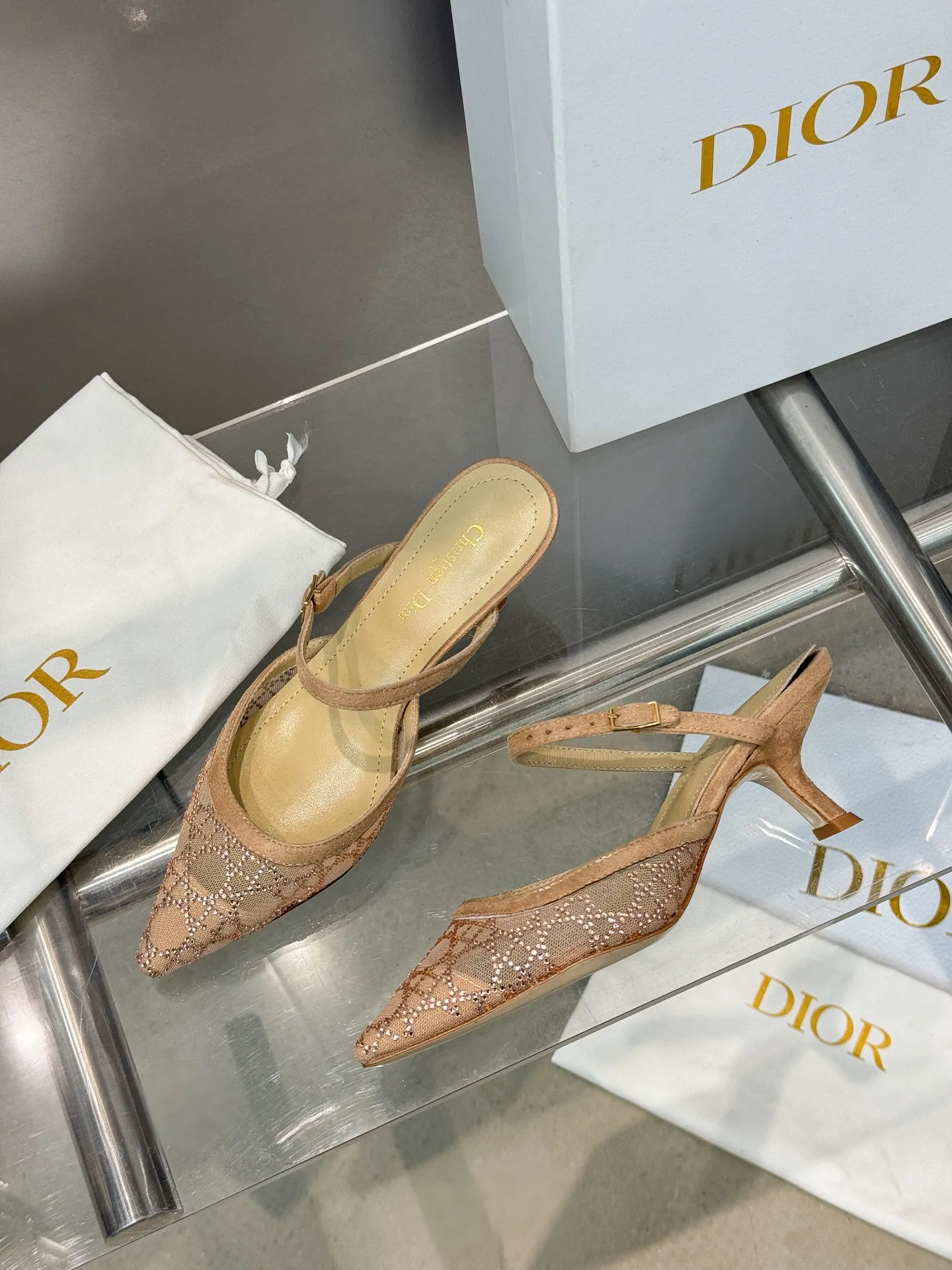 👟👟Ex-factory price 580👟👟 Dior 2025 spring and summer catwalk new style bling...bling...crystal shoes Capture series high-heeled women's shoes Star-same rhinestone square toe cannage pattern cat heel slip-on sandals The top high-end version on the market Exclusive sale Material: Original custom mesh inlaid with hot Australian rhinestones + water-dyed sheepskin feet + original molded hardware buckles + Italian leather outsole Heel height: 6.5CM/9.5CM size: 34-43 (34.40.41.42.43. Customized, non-refundable)